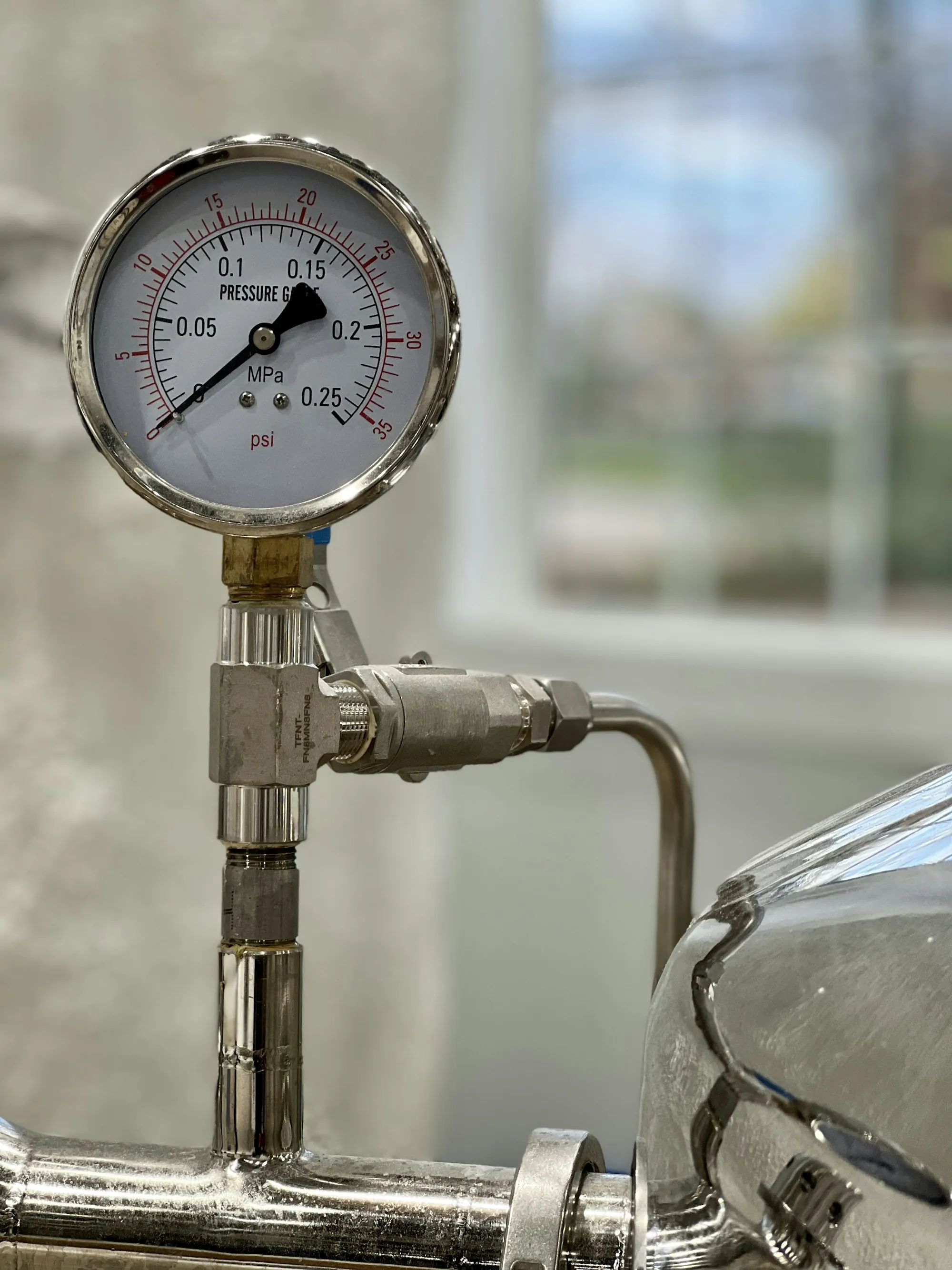 Pressure gauge on a metal pipe fitting